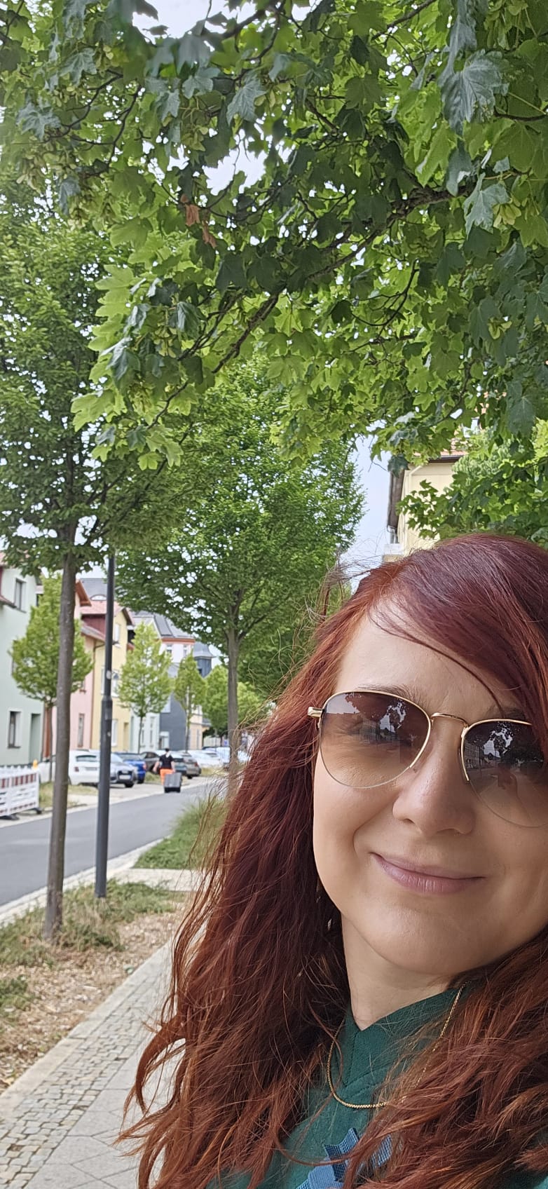 Stadträtin Tina Wittrich beim Quartiersputz in der Bahnhofstraße in Ilmenau